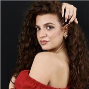 Musical Performer e Attrice specializzata in dizione, tecnica vocale e di respirazione, acting e musical theatre